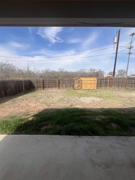 Building Photo - 1505 E 6th St