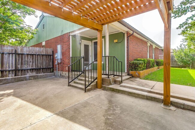 Building Photo - Excellent 3 Bedroom 2 Bath with many featu...