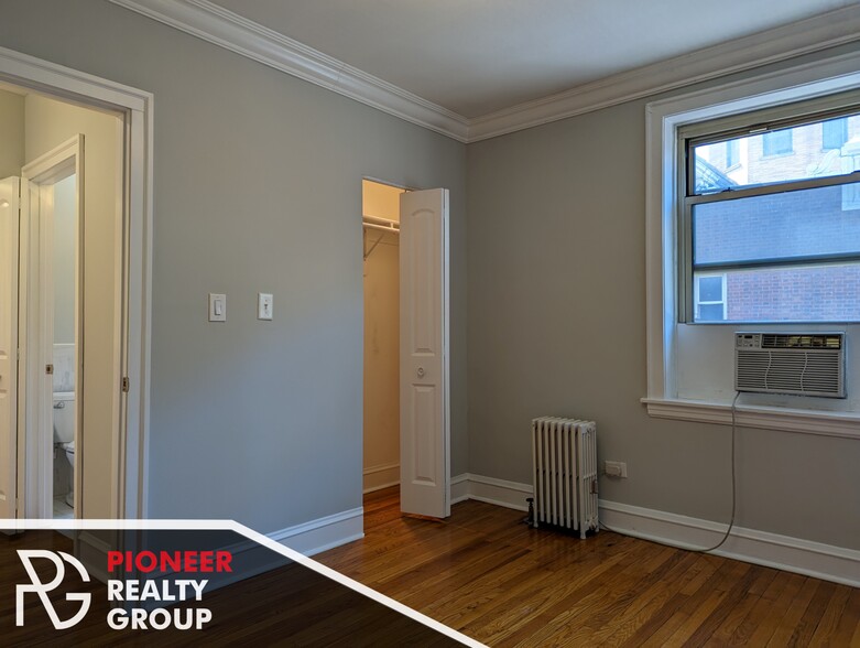 Building Photo - 542 W Surf St