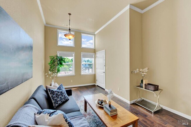 Building Photo - 528 Main St