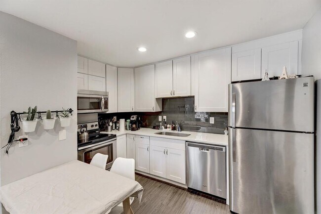 Building Photo - 935 La Posada Dr