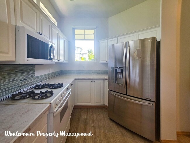 Building Photo - Bright and Spacious, Conveniently located ...