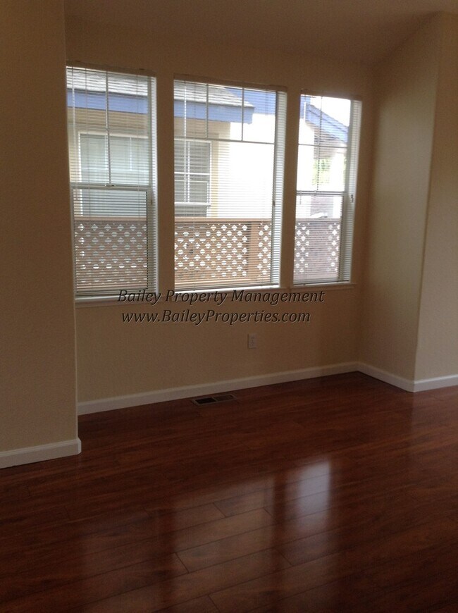 Building Photo - Gorgeous Santa Cruz Home!! 3bed/2.5 bath
