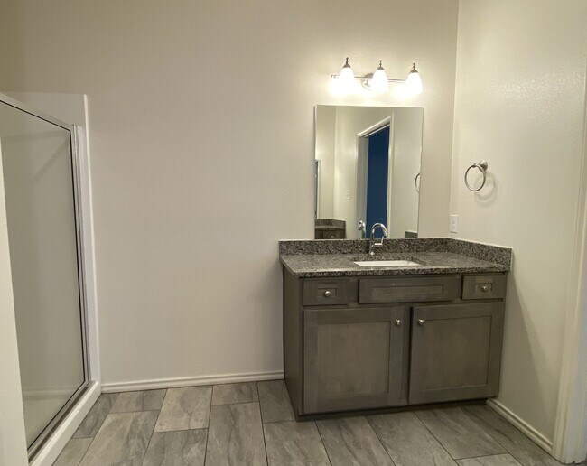 Building Photo - Don't miss out on this move in special of ...