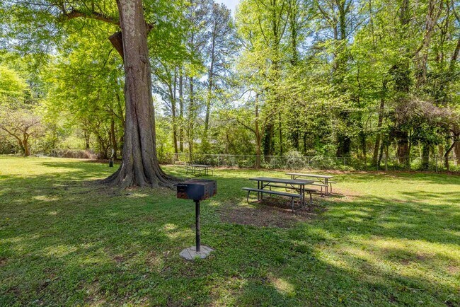 Building Photo - Spacious Apts - Excellent Tucker Location