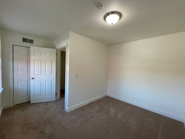 Building Photo - 3 Bedroom Townhome in Lancaster!