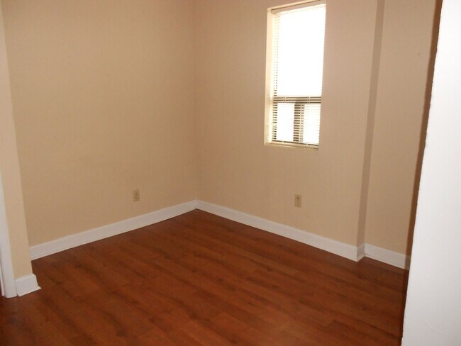 Building Photo - Cozy 2 Bedroom Apartment - Walk to UGA Cam...