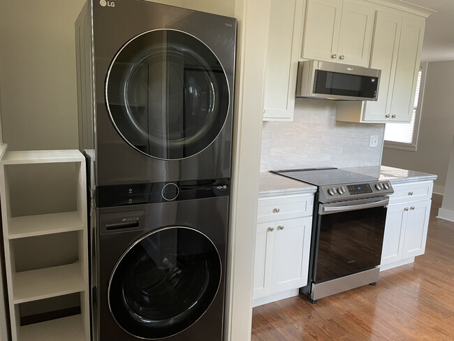 Building Photo - 5 Locust St NE