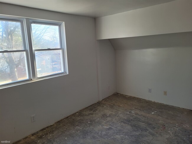 Building Photo - 3 br, 1.5 bath House - 332 North French St...