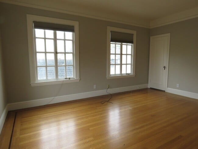 Building Photo - Elegant 4 bedroom House  with bonuses