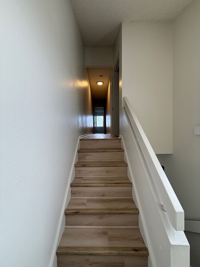 Building Photo - Hillside Terrace 2 bedroom 1.5 bath with t...