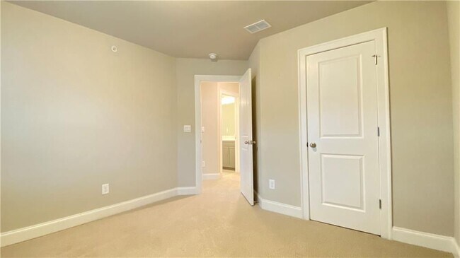 Building Photo - 1040 Knoxboro Ln