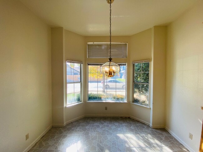 Building Photo - 3 Bedroom Home in Hampton Oaks