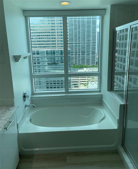 Building Photo - 950 Brickell Bay Dr