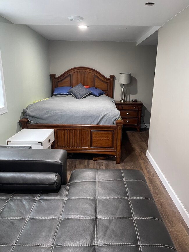 Building Photo - 2505 Zinran Ave S