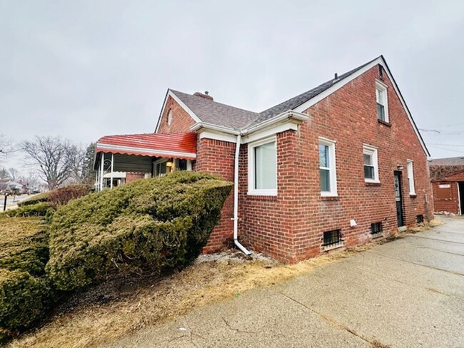 Building Photo - Nicely Updated 3 Bedroom 2 Bathroom House ...