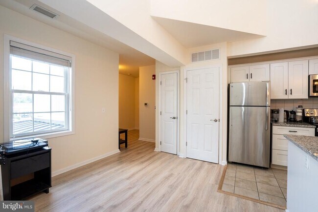 Building Photo - 11 Cranbury Rd