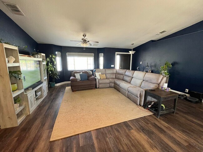 Building Photo - ****Move In Special**** $300 off 1st Month...