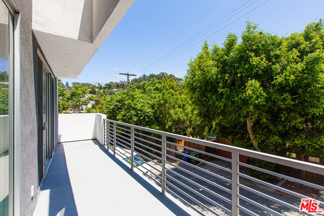 Building Photo - 3907 De Longpre Ave