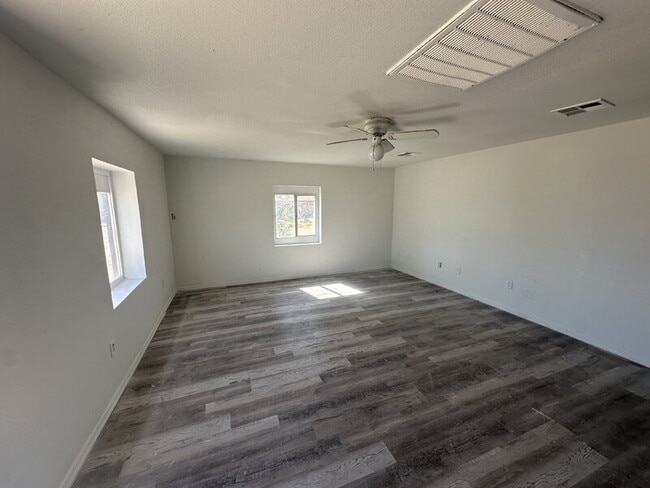 Building Photo - 523 W 12th St