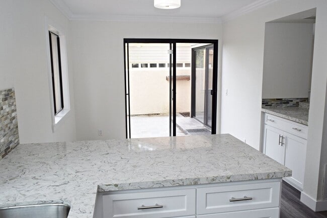 Building Photo - Stunning 4BR 2.5BA UTC Townhome - Updated ...