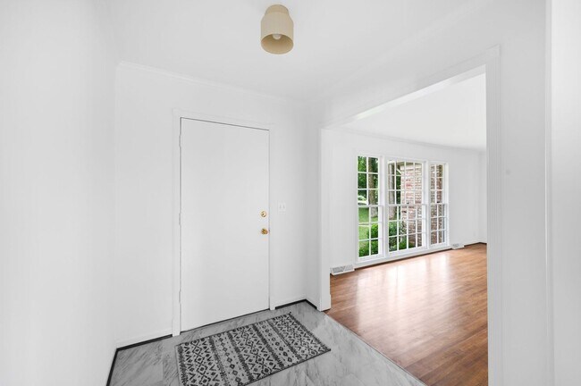 Building Photo - Charming 3BR/2.5BA Ranch-Style Home in the...