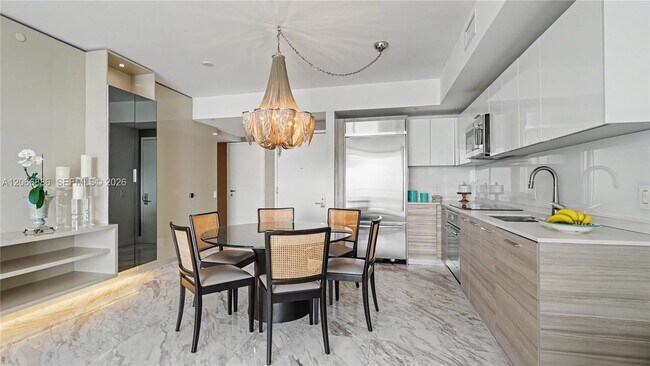 Building Photo - 1300 Brickell Bay Dr