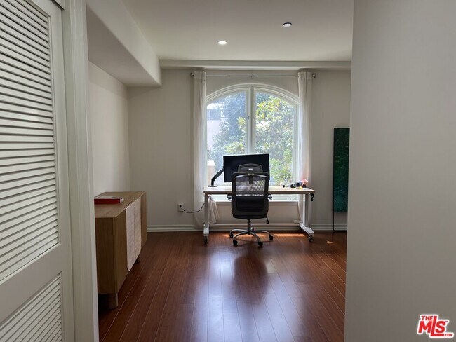 Building Photo - 1000 Granville Ave