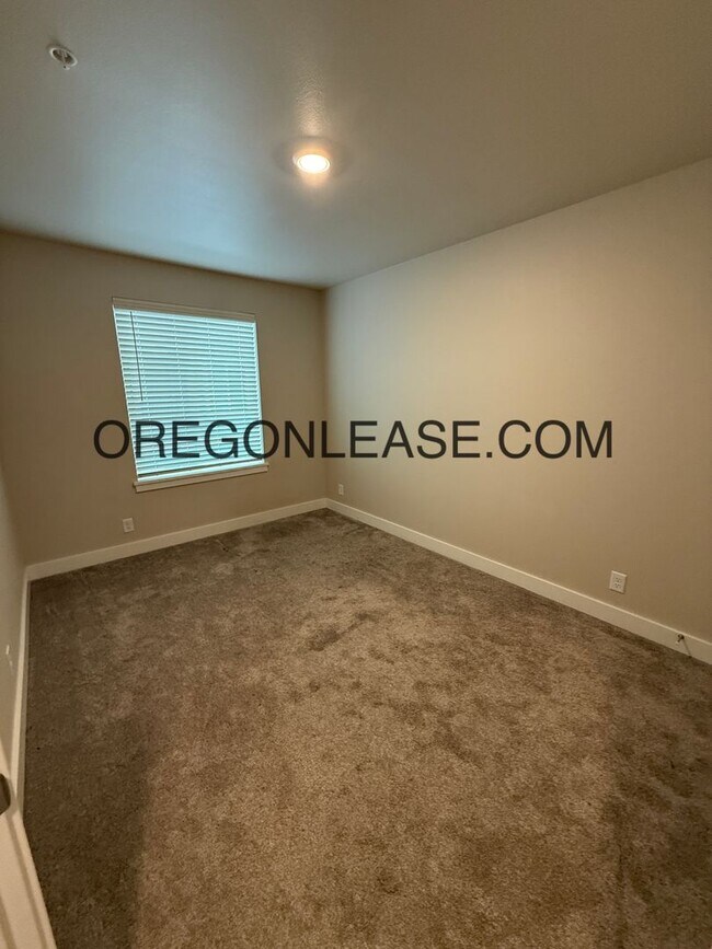 Building Photo - Newer 2-Bedroom Apartment located off Jasp...