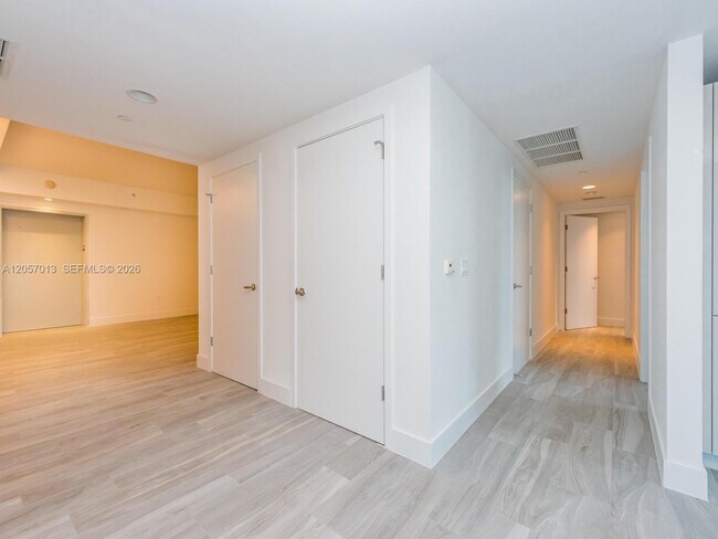 Building Photo - 1010 Brickell Ave