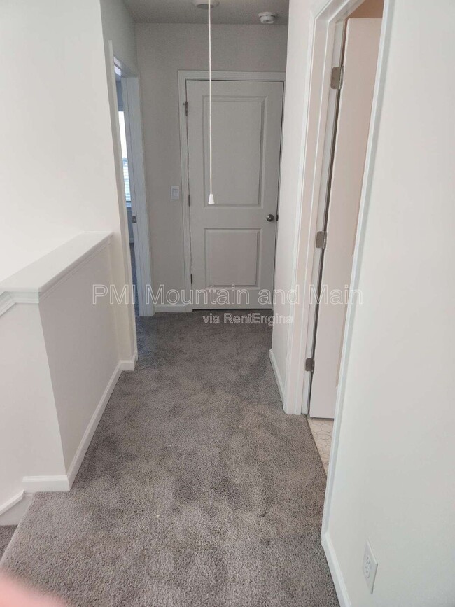 Building Photo - 568 Country Oak Dr