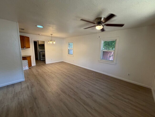 Building Photo - 2 Bedroom 1 Bath Home