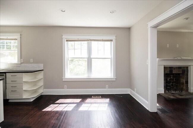 Building Photo - Newly Renovated 3/2 Feet From Atlanta Belt...