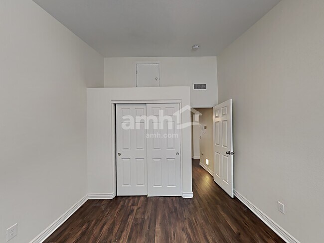 Building Photo - 5383 W Elgin St