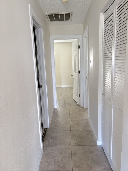 Building Photo - 5004 Chiquita Blvd S