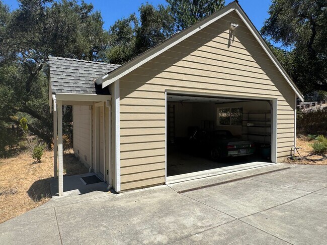 Building Photo - Beautiful 3 Bedroom/2 Bathroom Plus Bonus Room in Ben Lomond