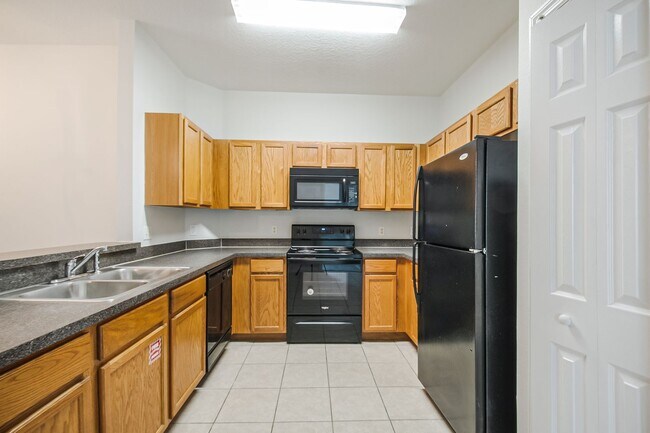 Building Photo - Spacious 3/2 Condo in the Gated Oakwater Community with Single Car Garage! Brand new carpets and ...