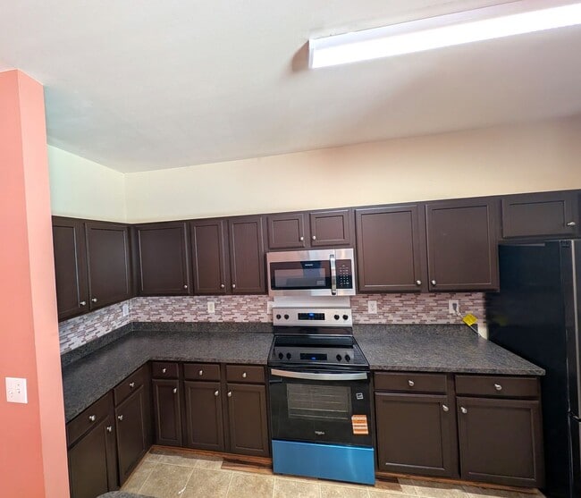 Building Photo - Charming, 2 Story End Unit Townhouse located in the Glenlea Park Community!