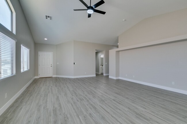 Building Photo - REMODELED 5 BEDROOM HOME IN NORTH LAS VEGAS