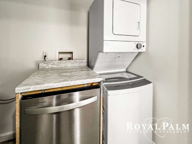 Building Photo - 2 Bed / 1 Bath | Fort Myers | Spring Into This One and Save $500 APPLY BY MAY 15!