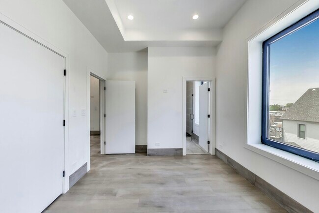 Building Photo - 2023 N Drake Ave