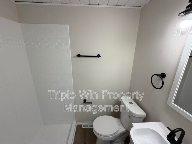 Building Photo - 404 Fee Fee Hills Dr