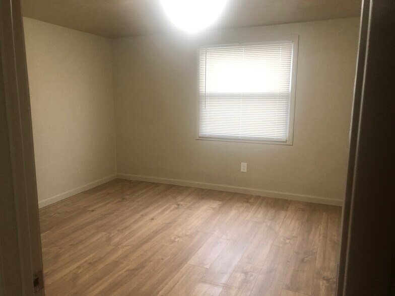 Building Photo - 3207 Alpena St