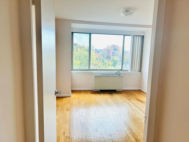 Building Photo - 1210 N Taft St