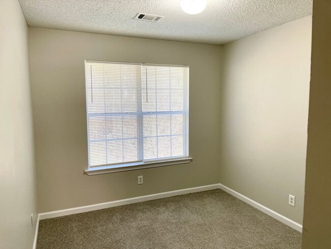 Building Photo - 6688 Sunset Hills Blvd