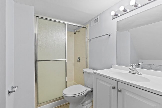 Building Photo - 6BR / 5BA Single-Family Home | 2,663 Sq Ft | Private Driveway | Deck | $4,200/mo Spacious 6-bedro...