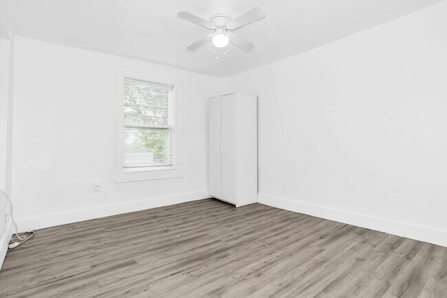 Building Photo - 2737 Stuart Dr