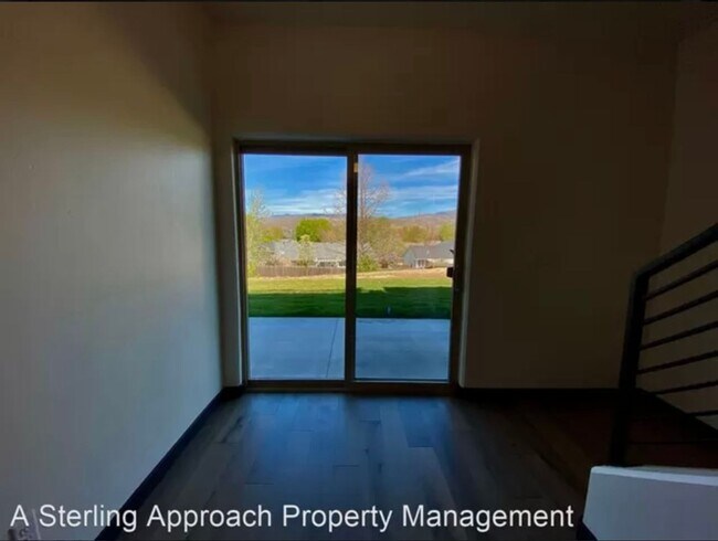 Building Photo - Close to Micron! Luxury Town Home With Two...
