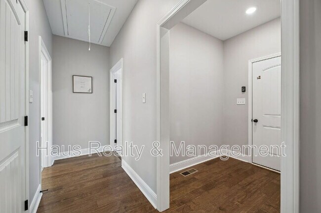 Building Photo - 207 Bedford Ct