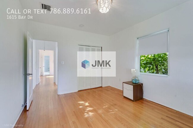 Building Photo - 1615 Bay Dr